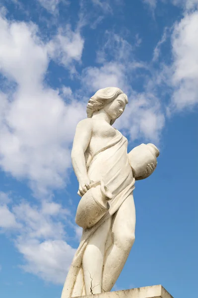 Estatua que muestra una musa mítica griega en el cielo azul — Foto de Stock