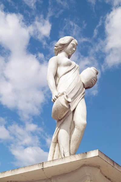 青い空にギリシャ神話の女神を示す像 — ストック写真