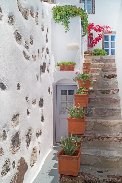 Arquitectura tradicional del pueblo de Oia en la isla de Santorini, Gre —  Fotos de Stock