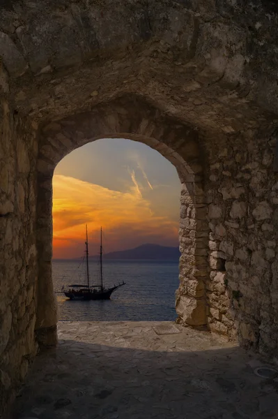 Barco tradicional ao pôr do sol na ilha de Santorini, Grécia — Fotografia de Stock