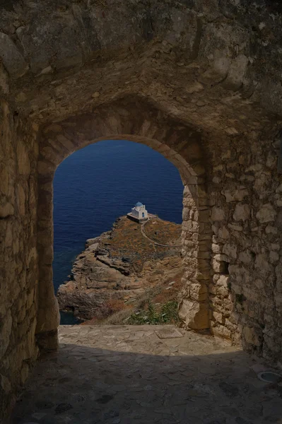 Kleine kerk door oude kasteel op Santorini eiland, Griekenland — Stockfoto