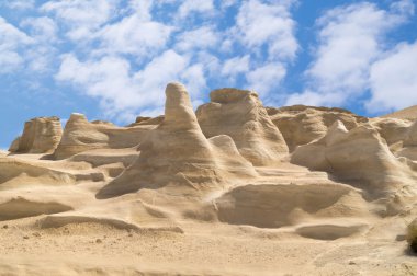 Mağara ve sarakiniko alanda Milos deniz kaya oluşumları
