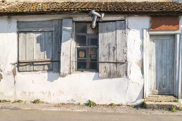 Antigua casa con ventanas tradicionales — Foto de Stock