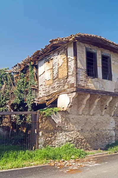 Остатки дома после землетрясения — стоковое фото