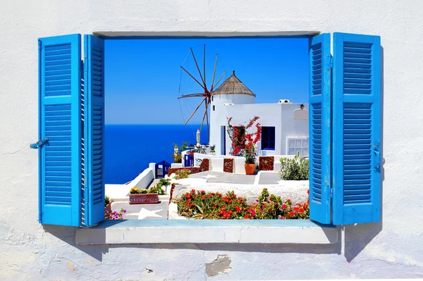 Famoso molino de viento en el pueblo de Oia, isla de Santorini, Grecia — Foto de Stock