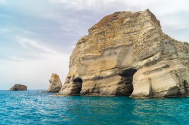 Mağaralar ve kaya oluşumları Milos alanında Sarakiniko denizde tarafından