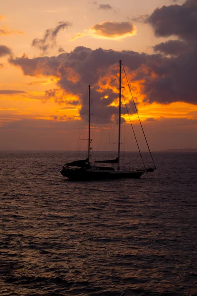 Traditionelles boot bei untergang auf der insel santorini, griechenland — Stockfoto