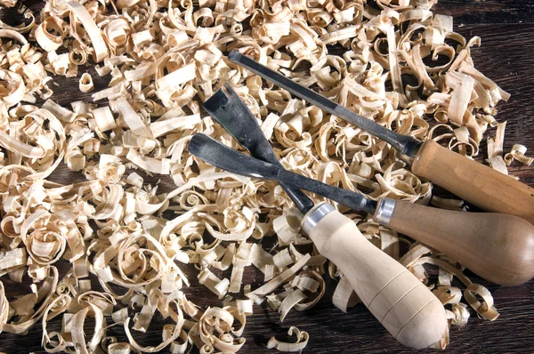 Falegname sul posto di lavoro. Legno e pochi attrezzi — Foto Stock