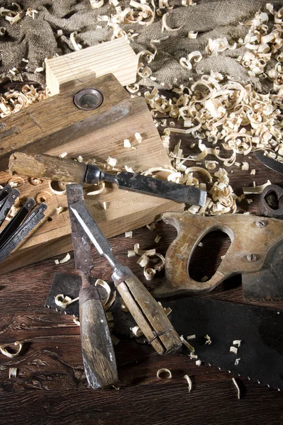 Werkplaats timmerman. Hout en een paar tools — Stockfoto