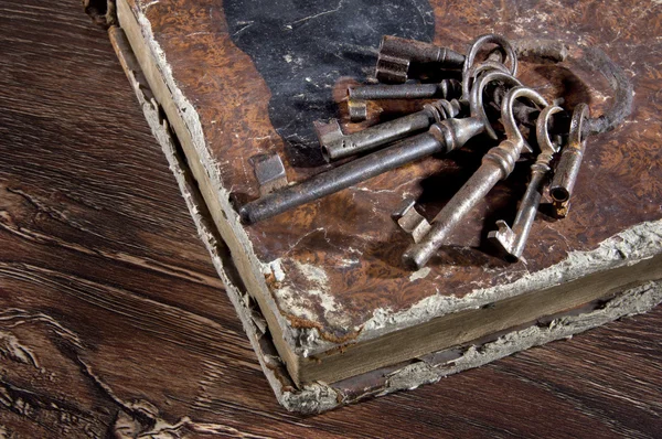 Ancient keys . Once they could open different locks — Stock Photo, Image