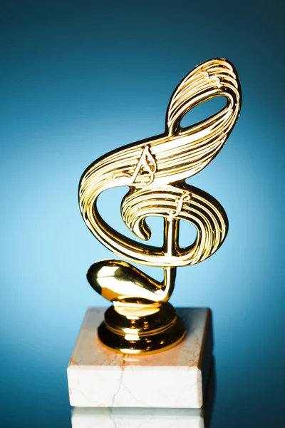Трофей с символом скрипичного ключа на синем фоне — стоковое фото
