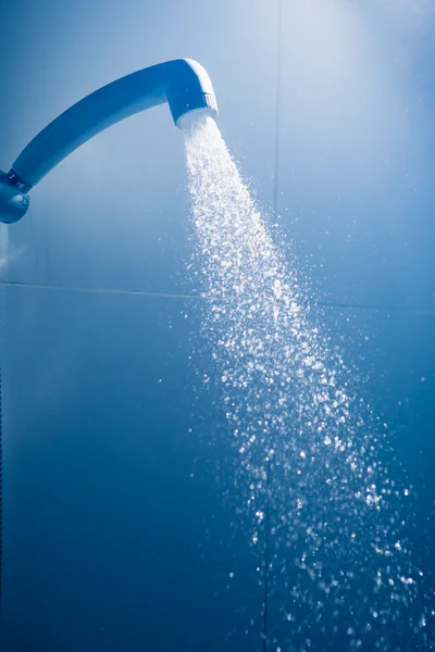 Frische Dusche mit fließendem Wasser — Stockfoto
