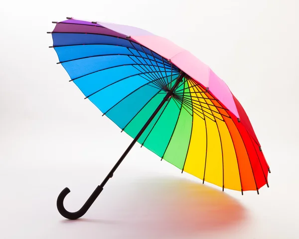 Wielobarwny parasol na białym tle — Zdjęcie stockowe