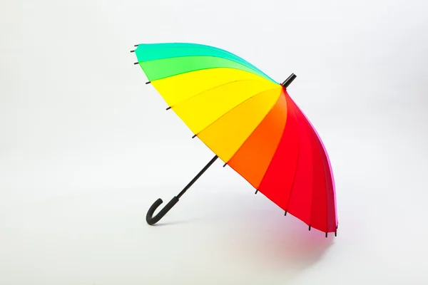 Wielobarwny parasol na białym tle — Zdjęcie stockowe