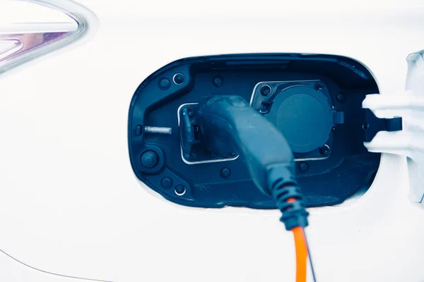 Электрический автомобиль зарядки с розеткой — стоковое фото
