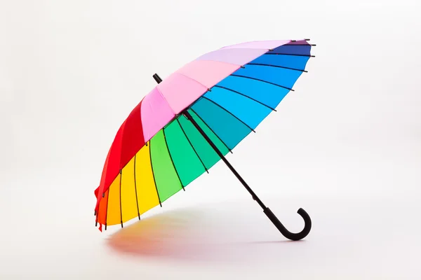 Többszínű esernyő, fehér háttér — Stock Fotó