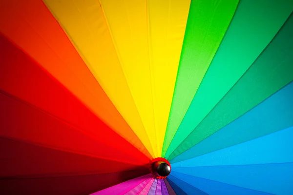 Разноцветный фон зонтика с радужным спектром — стоковое фото