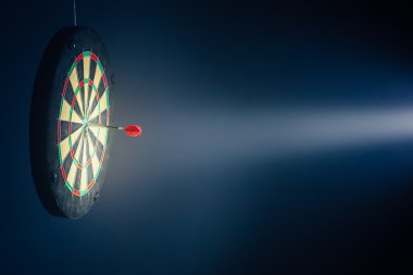 bir spot ışığı ile aydınlatılan dart tahtası