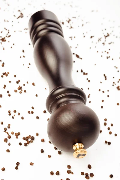 Pepper mill and peppercorns, isolated on white — Stock Photo, Image