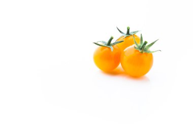 Beyaz üzerine izole edilmiş sarı kiraz domatesleri.