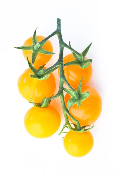 Желтая ветка помидоров черри, изолированная на белом — стоковое фото