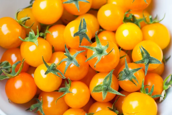 Tomates cherry amarillos en plato blanco — Foto de Stock