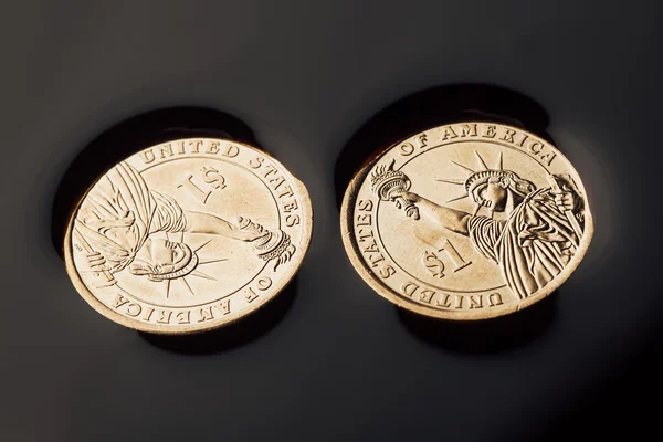 원유-배럴당 가격 개념에에서 달러 동전 — 스톡 사진
