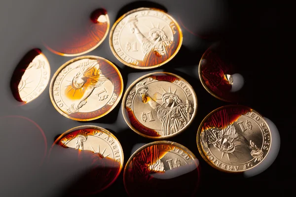 원유-배럴당 가격 개념에에서 달러 동전 — 스톡 사진