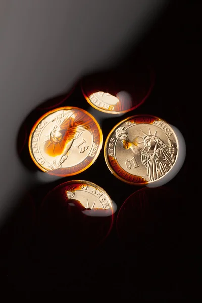 Dollar-Münzen im Rohöl-Barrel-Preiskonzept — Stockfoto