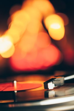 yanan ateş arka plan karşı Lp vinil kaydı ile döner