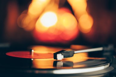 yanan ateş arka plan karşı Lp vinil kaydı ile döner