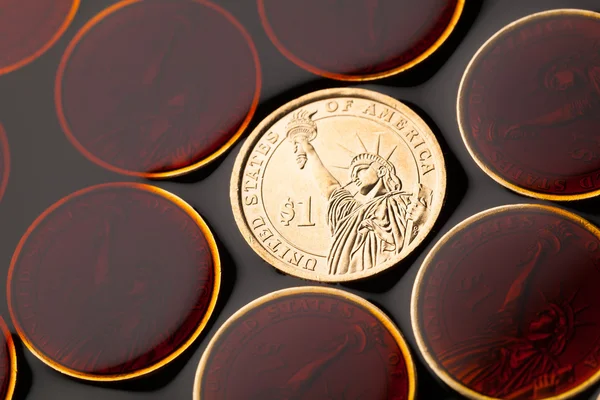 Dollar-Münzen im Rohöl-Barrel-Preiskonzept — Stockfoto