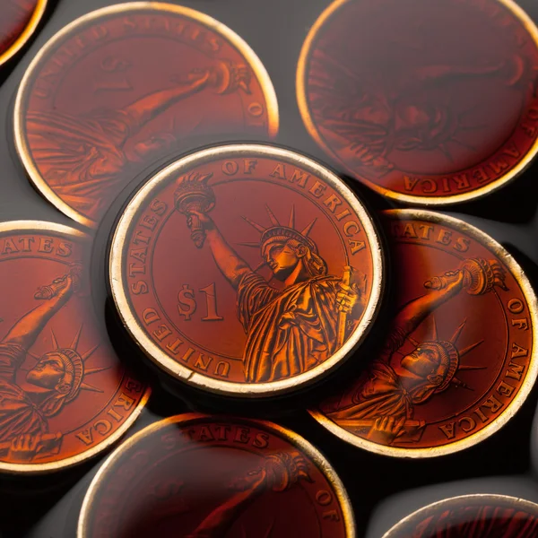 Tolarových mincí v surové ropě - barel cena koncept — Stock fotografie