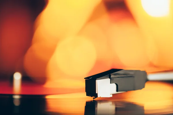 Turntable with LP vinyl record against burning fire background — Stock Photo, Image