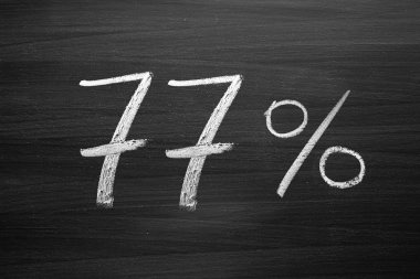 yüzde 77'başlığı ile bir Tebeşir tahtaya yazılmış