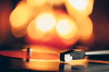 yanan ateş arka plan karşı Lp vinil kaydı ile döner