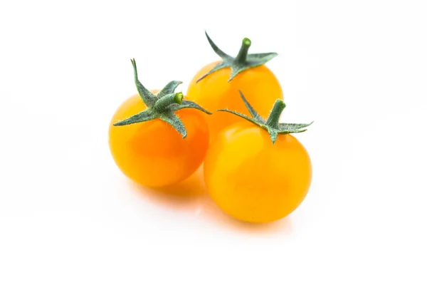 Tomates cereza amarillos aislados en blanco — Foto de Stock