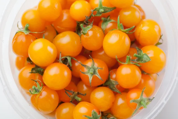 Tomates cherry amarillos en el recipiente —  Fotos de Stock