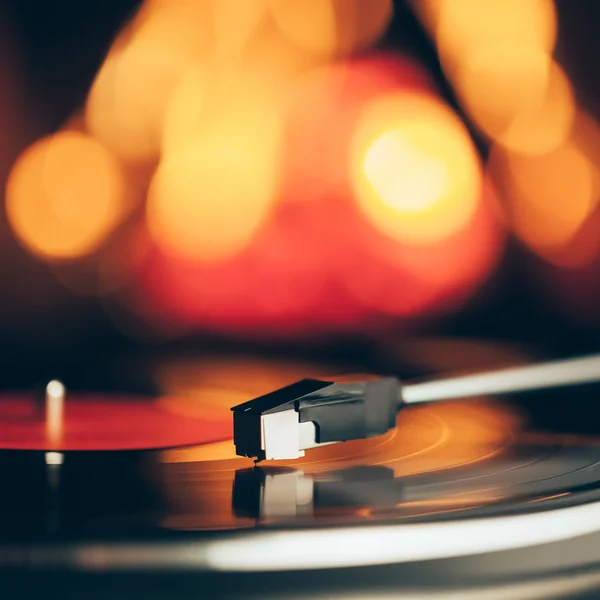 Turntable with LP vinyl record against burning fire background — Stock Photo, Image