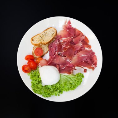 Mozzarella peyniri ile et tabağı