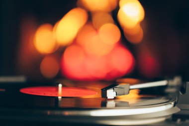 yanan ateş arka plan karşı Lp vinil kaydı ile döner