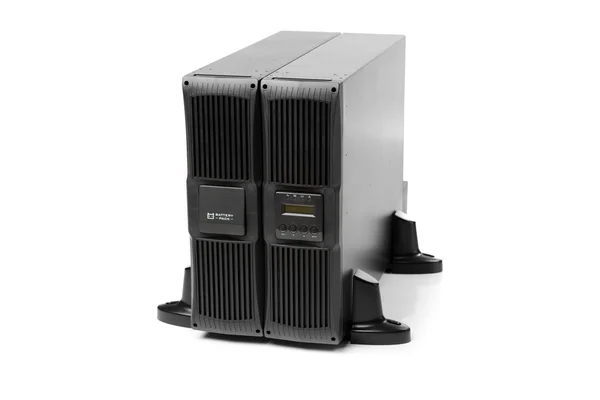 Uninterruptible power supply (ups) met reserve batterij, geïsoleerd op wit — Stockfoto