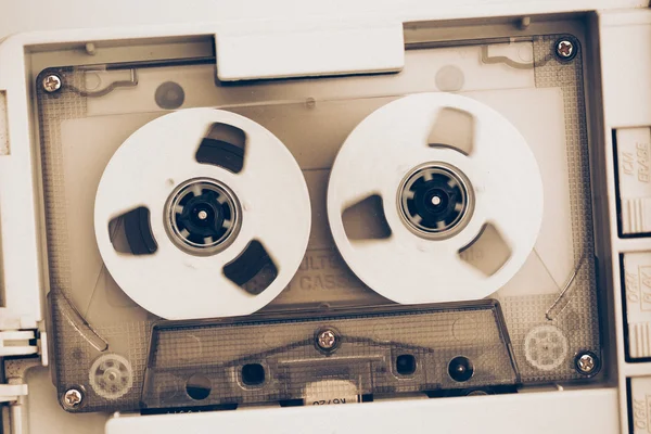 Riavvolgimento del nastro audio vintage cassetta compatta, tono seppia con rumore film artistico — Foto Stock