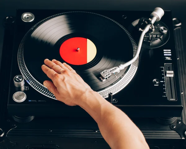 Tocadiscos rasguño, mano de dj en el disco de vinilo —  Fotos de Stock