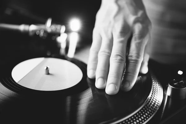 Giradiscos rasguño, mano de dj en el disco de vinilo, blanco y negro — Foto de Stock