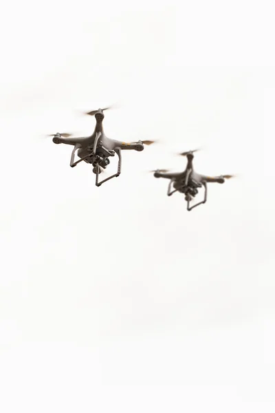 Drones volants avec caméra, quadcopters sur fond blanc — Photo