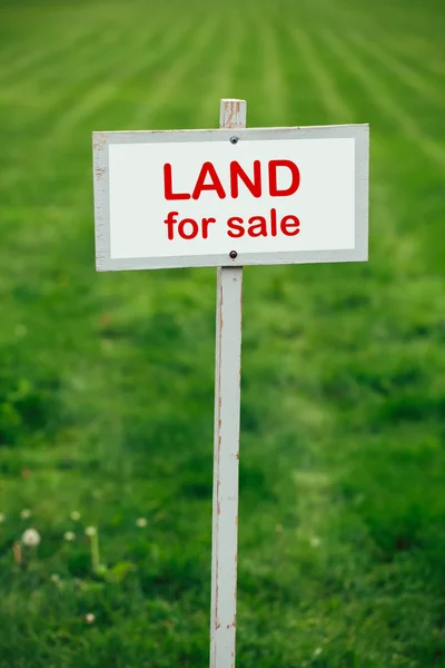 Land for sale sign against trimmed lawn background — Stock Photo, Image