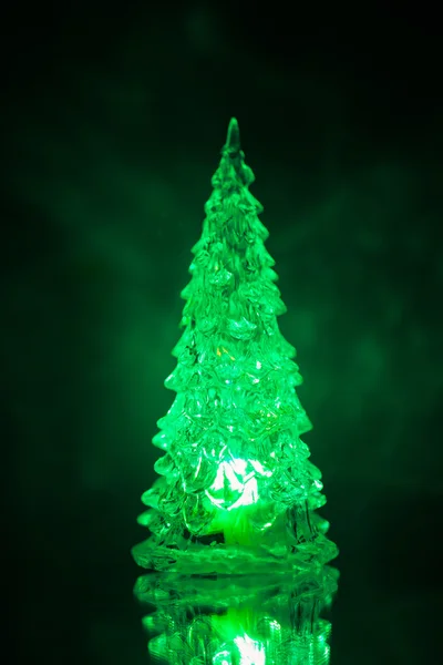Lâmpada de árvore de Natal luz verde com reflexão — Fotografia de Stock