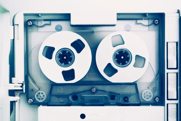 Вінтажна звукова стрічка компактна касета, синій тон — стокове фото