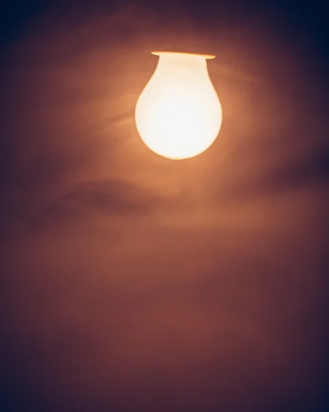 Лампа лампы теплый свет в тумане — стоковое фото
